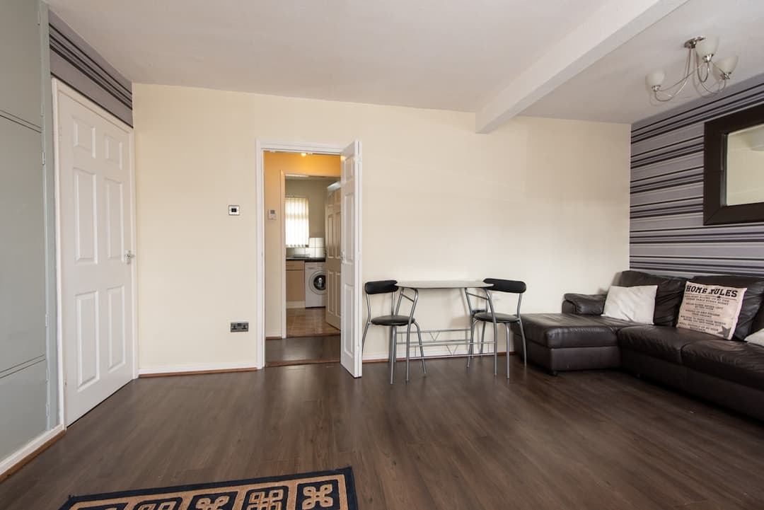 Darlington 1 Bedroom Apartment | Parking - View 2
