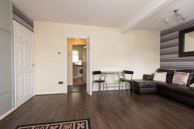 Darlington 1 Bedroom Apartment | Parking - View 1