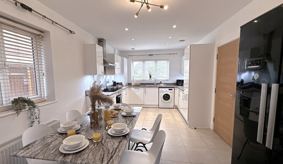 4 Bedroom Heathrow Home | Sleeps 6 | Free Parking - View 2