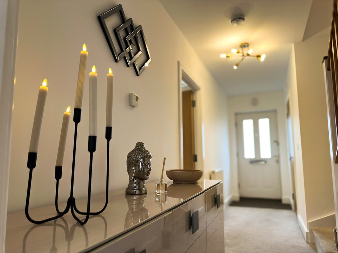 4 Bedroom Heathrow Home | Sleeps 6 | Free Parking - View 9