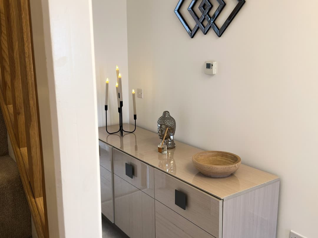 4 Bedroom Heathrow Home | Sleeps 6 | Free Parking - View 10