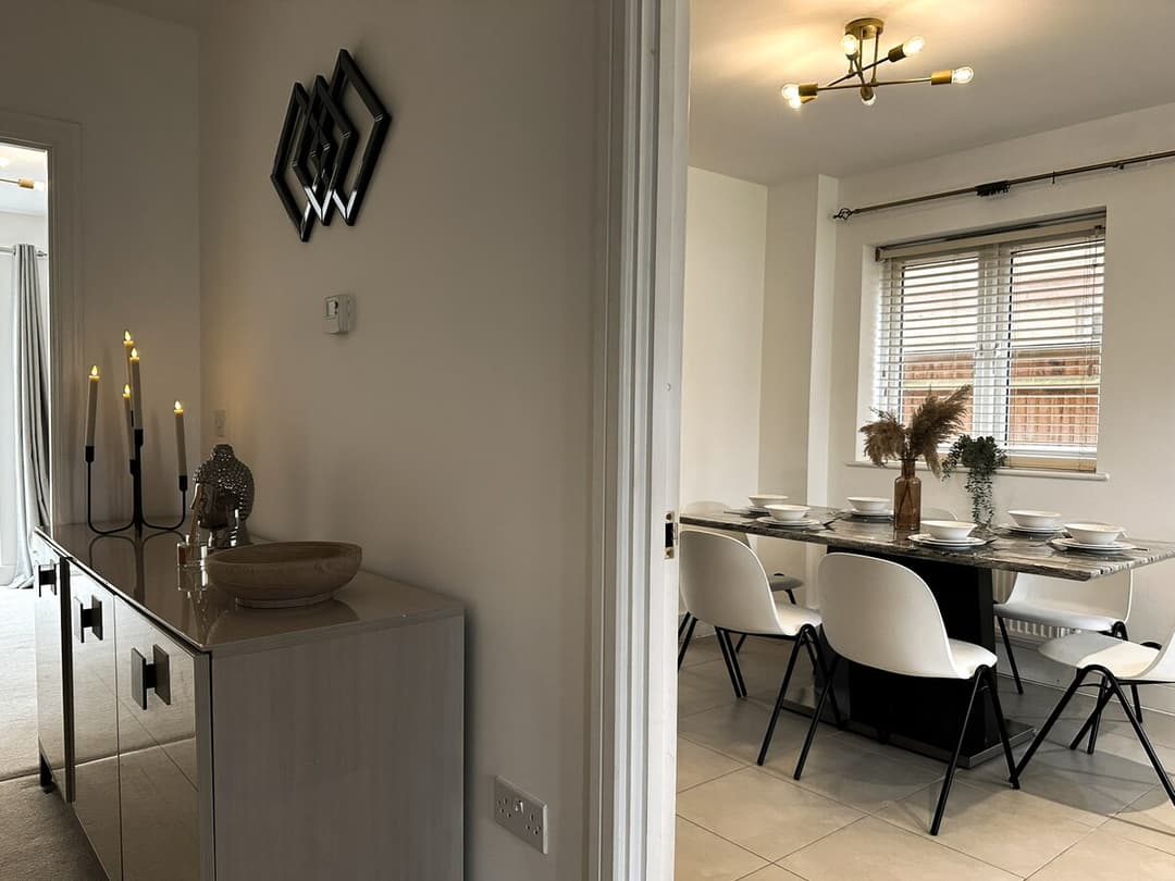 4 Bedroom Heathrow Home | Sleeps 6 | Free Parking - View 11
