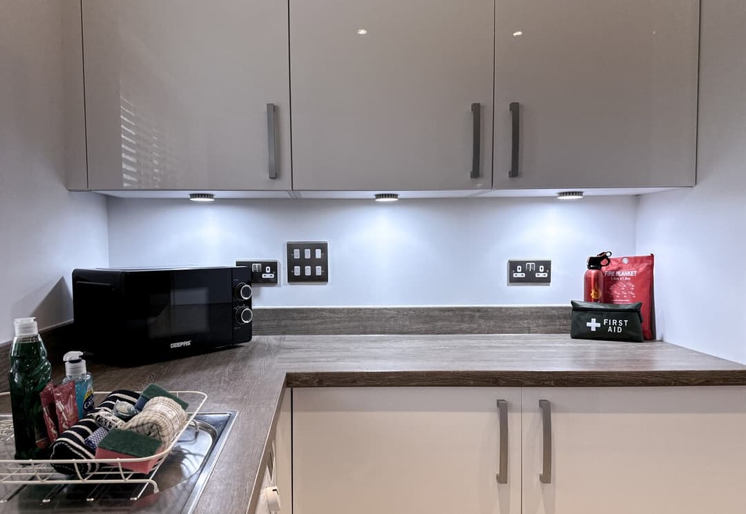 4 Bedroom Heathrow Home | Sleeps 6 | Free Parking - View 12