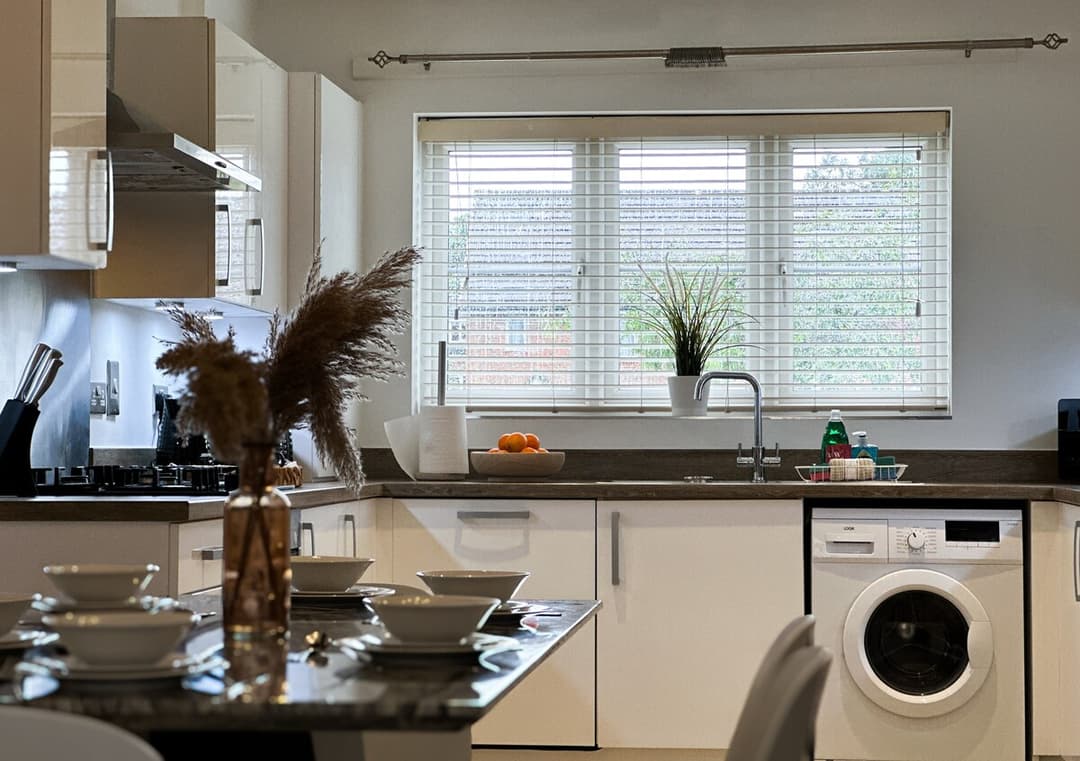 4 Bedroom Heathrow Home | Sleeps 6 | Free Parking - View 14