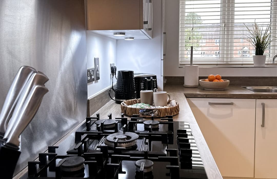 4 Bedroom Heathrow Home | Sleeps 6 | Free Parking - View 15