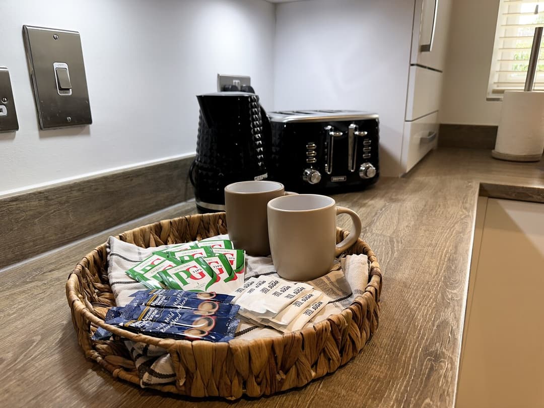 4 Bedroom Heathrow Home | Sleeps 6 | Free Parking - View 16