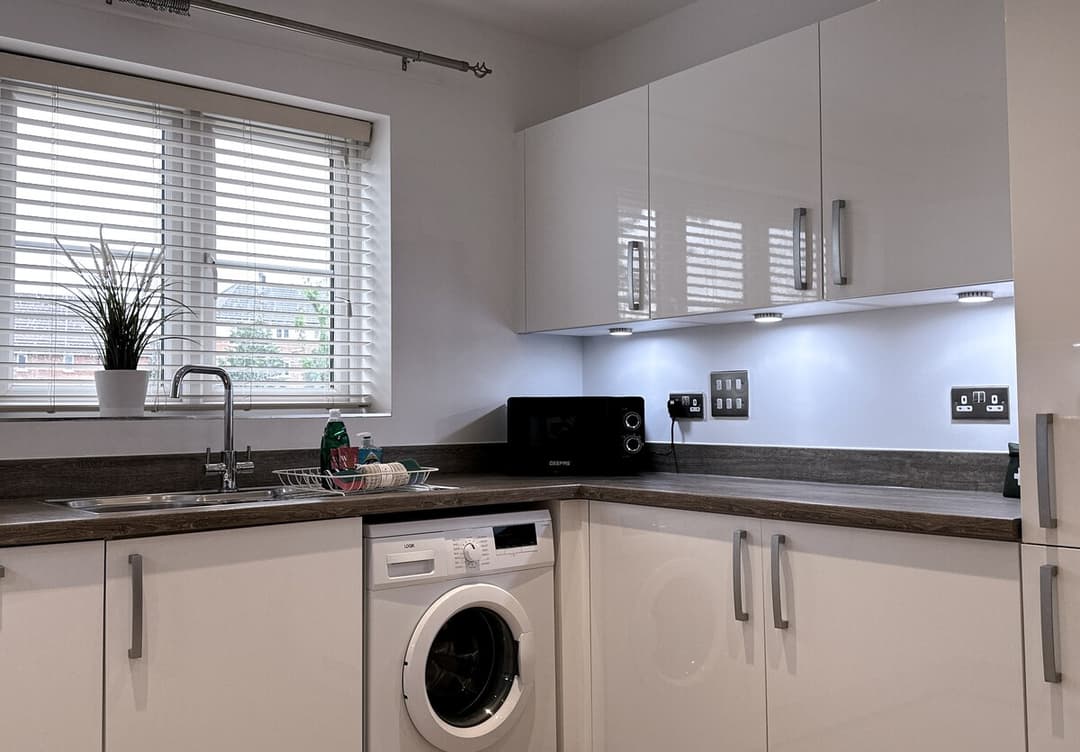4 Bedroom Heathrow Home | Sleeps 6 | Free Parking - View 19