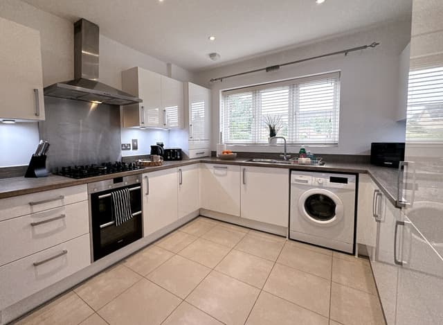 4 Bedroom Heathrow Home | Sleeps 6 | Free Parking - View 2