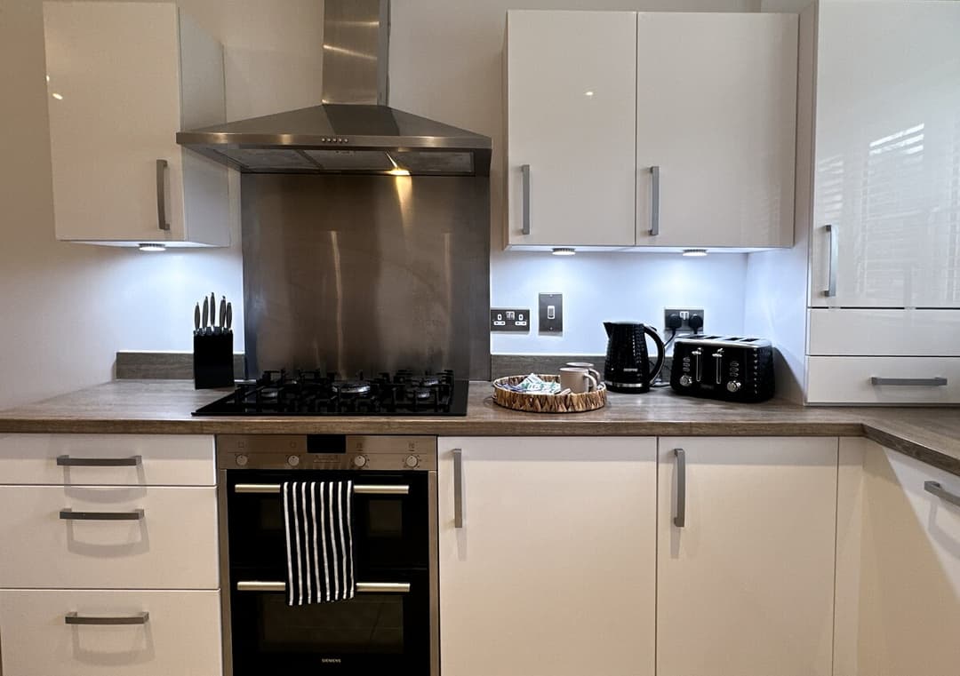 4 Bedroom Heathrow Home | Sleeps 6 | Free Parking - View 21