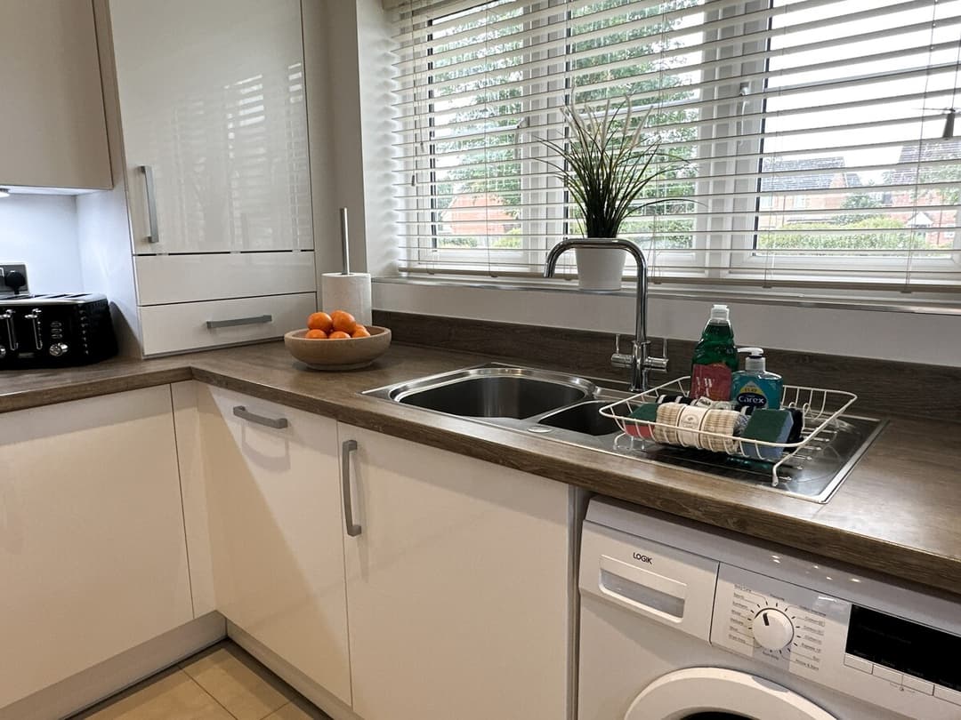 4 Bedroom Heathrow Home | Sleeps 6 | Free Parking - View 23