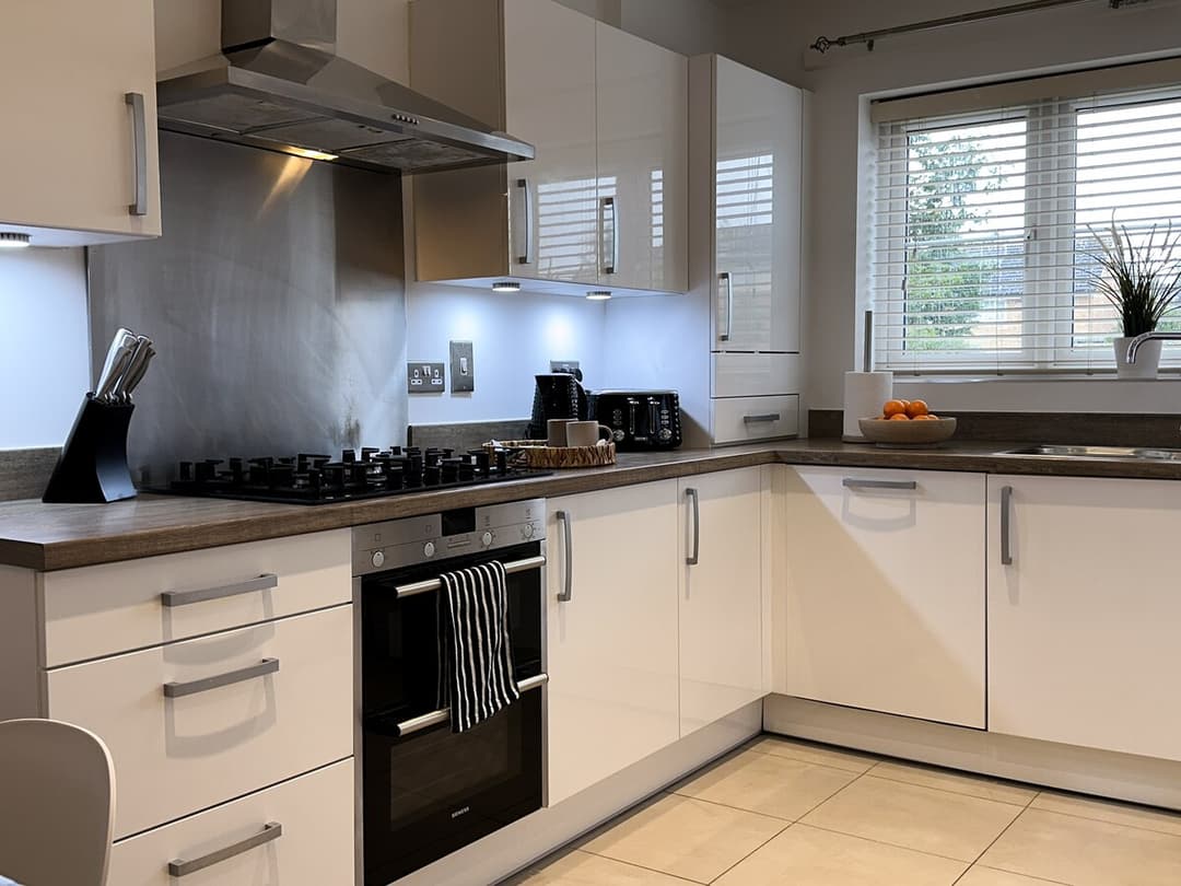 4 Bedroom Heathrow Home | Sleeps 6 | Free Parking - View 24