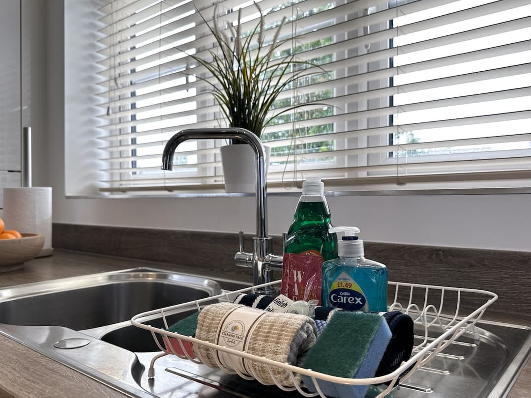 4 Bedroom Heathrow Home | Sleeps 6 | Free Parking - View 26