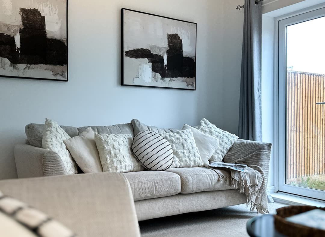 4 Bedroom Heathrow Home | Sleeps 6 | Free Parking - View 4