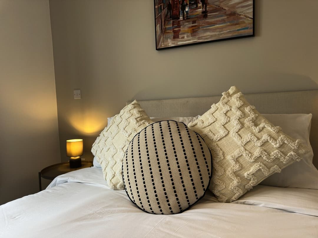 4 Bedroom Heathrow Home | Sleeps 6 | Free Parking - View 42
