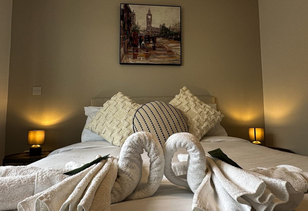 4 Bedroom Heathrow Home | Sleeps 6 | Free Parking - View 43