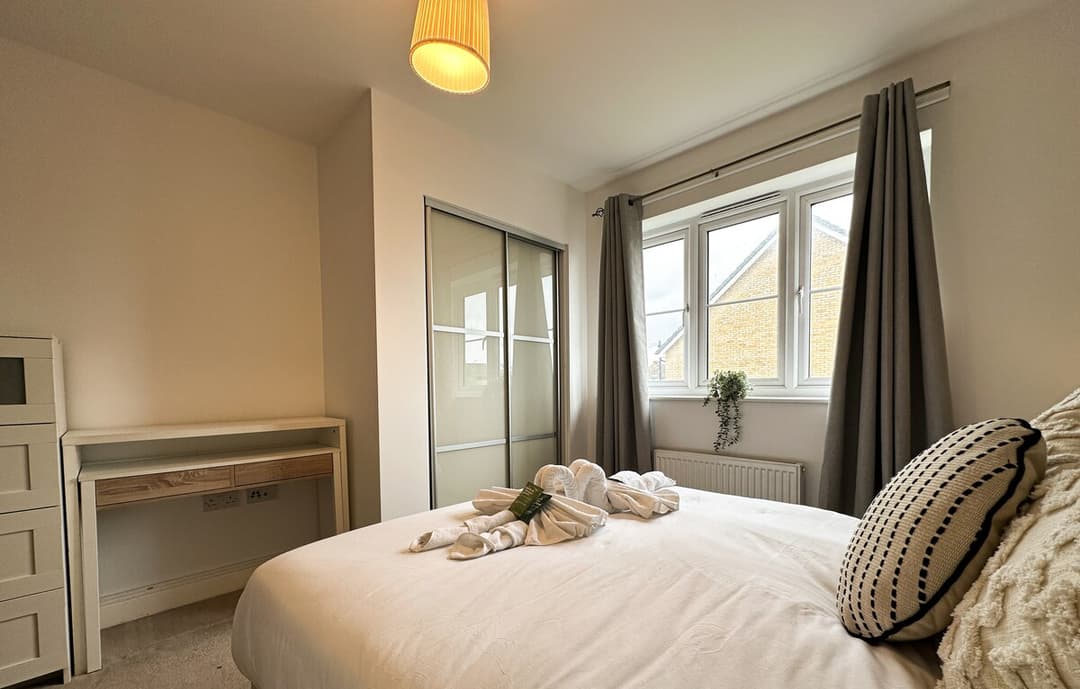 4 Bedroom Heathrow Home | Sleeps 6 | Free Parking - View 45