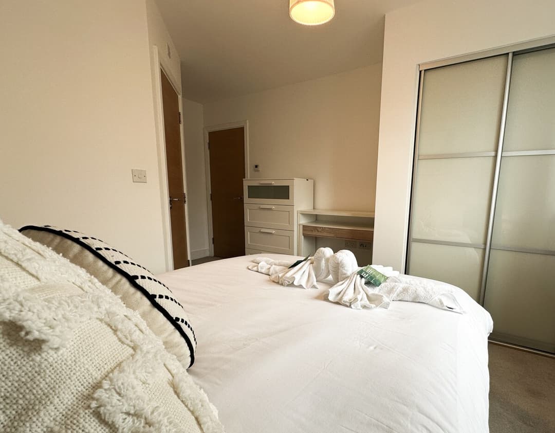 4 Bedroom Heathrow Home | Sleeps 6 | Free Parking - View 46