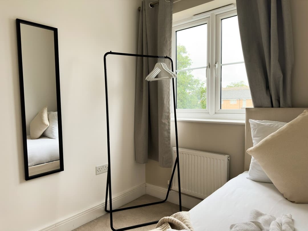 4 Bedroom Heathrow Home | Sleeps 6 | Free Parking - View 51