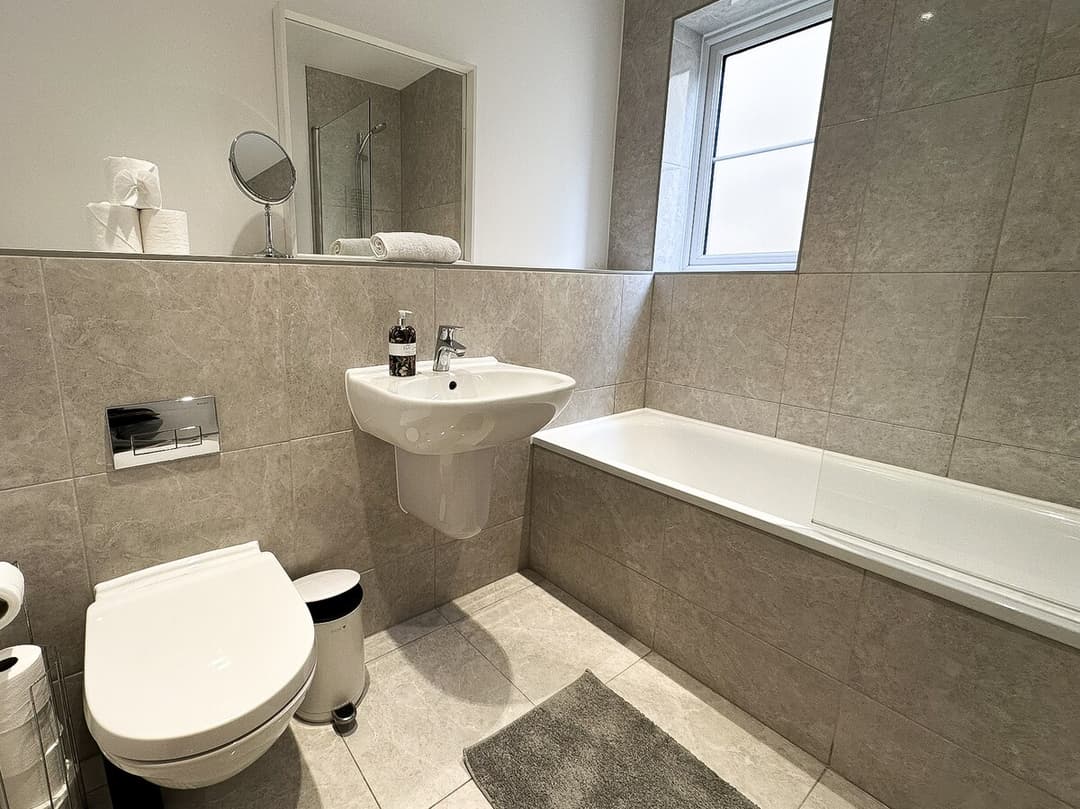4 Bedroom Heathrow Home | Sleeps 6 | Free Parking - View 54