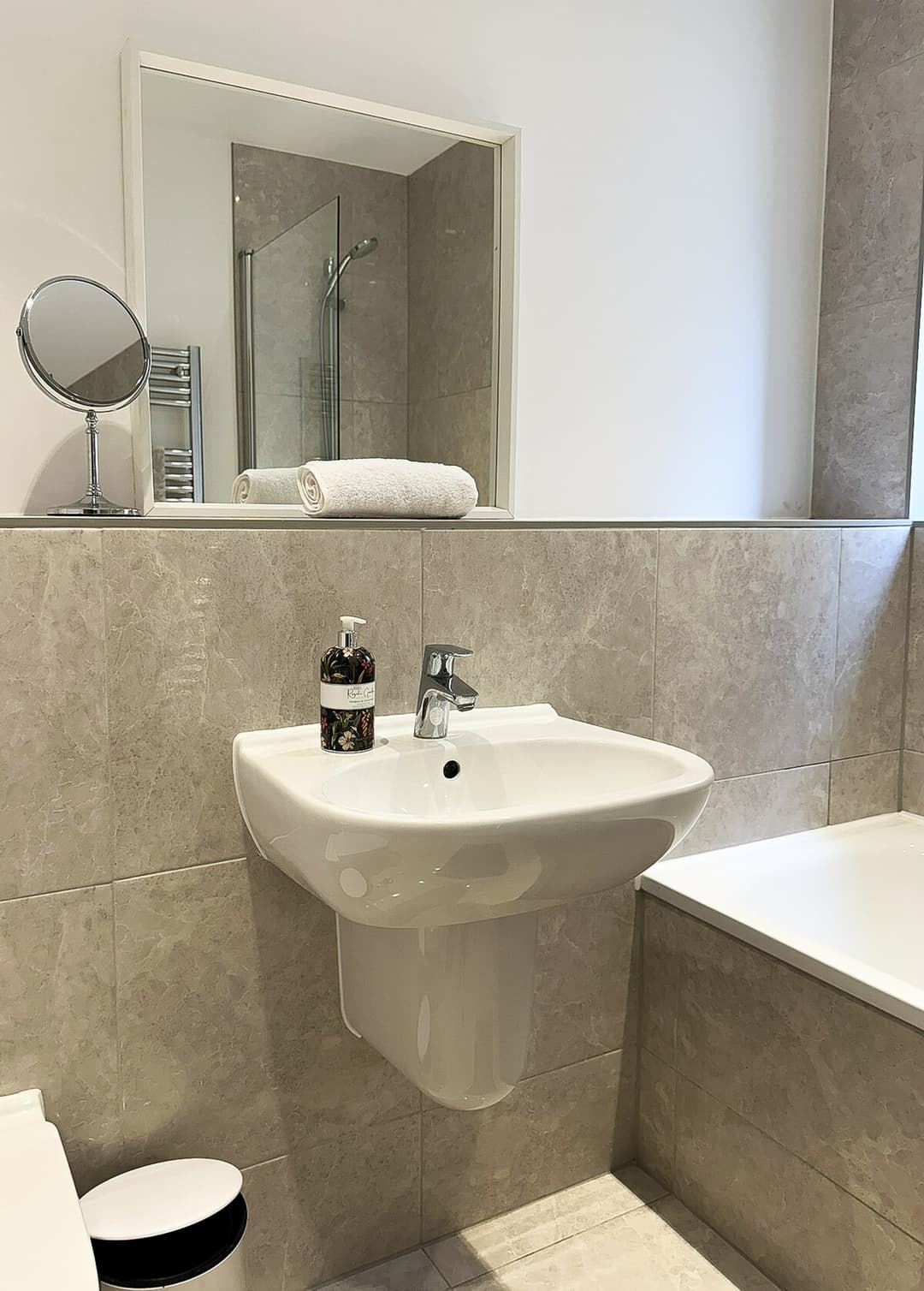 4 Bedroom Heathrow Home | Sleeps 6 | Free Parking - View 55