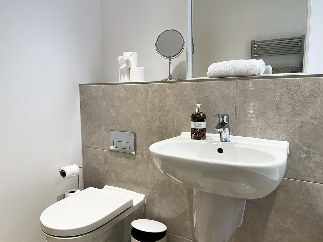 4 Bedroom Heathrow Home | Sleeps 6 | Free Parking - View 57