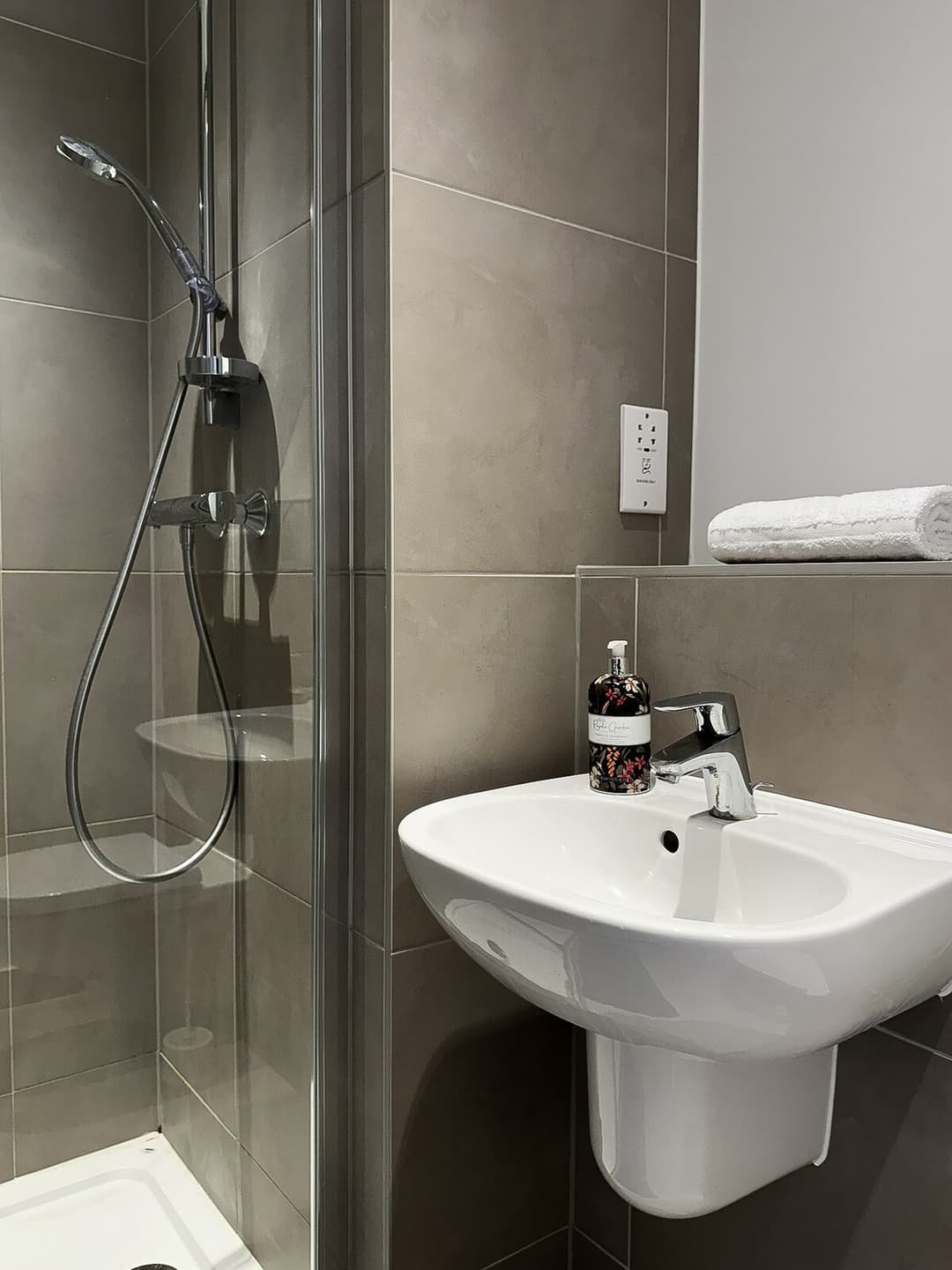4 Bedroom Heathrow Home | Sleeps 6 | Free Parking - View 59